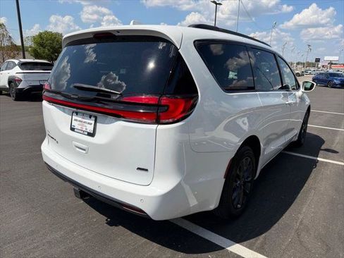 Used 2021 Chrysler Pacifica Touring-L w/ S Appearance Package AWD/4WD image 6