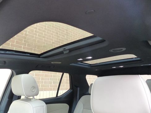 Used 2023 Chevrolet Traverse Premier image 35