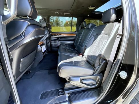 Used 2022 Jeep Grand Wagoneer Series III w/ Flexible Seating Group AWD/4WD image 22