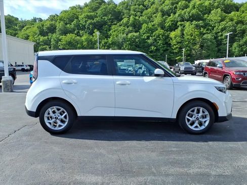 Used 2024 Kia Soul LX w/ Option Group 015 FWD image 3