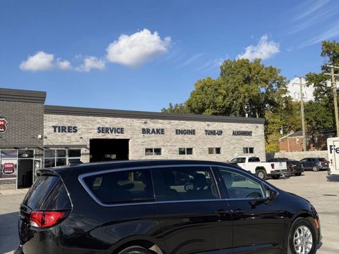 Used 2023 Chrysler Voyager LX image 10