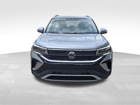 Used 2023 Volkswagen Taos SE FWD image 2