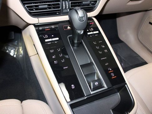 Certified 2025 Porsche Macan AWD/4WD image 29