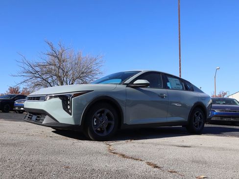 New 2025 Kia K4 LXS image 3