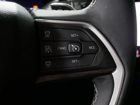 Used 2023 Jeep Grand Cherokee Limited w/ Black Appearance Package AWD/4WD image 23