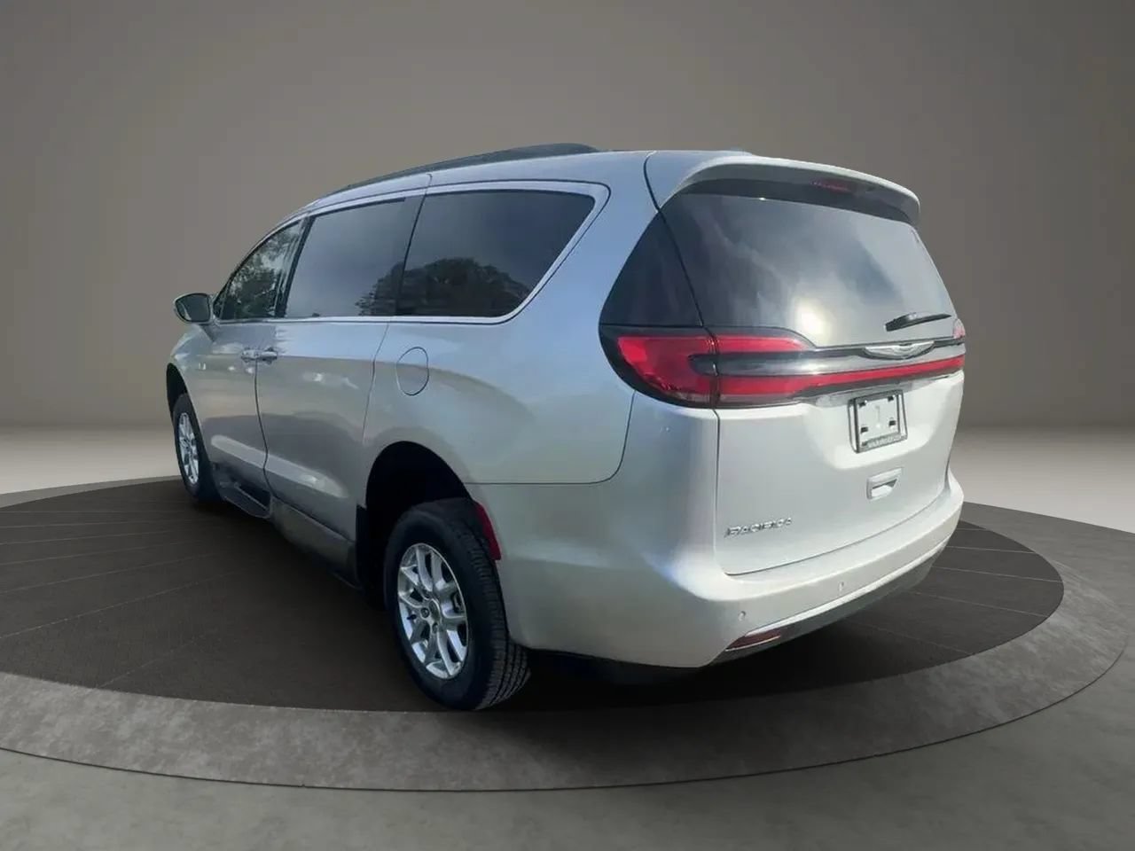 Used 2022 Chrysler Pacifica Touring-L FWD image 4