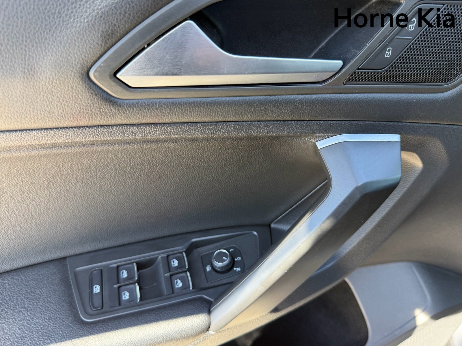 Used 2021 Volkswagen Tiguan SE FWD image 21