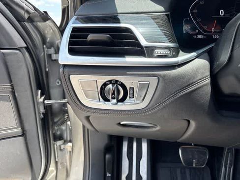 Used 2022 BMW 740i w/ M Sport Package RWD image 10