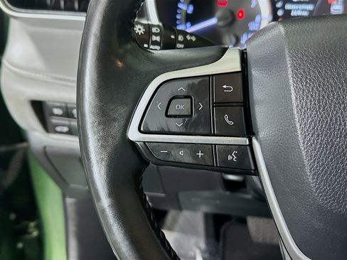 Used 2023 Toyota Highlander XLE FWD image 16