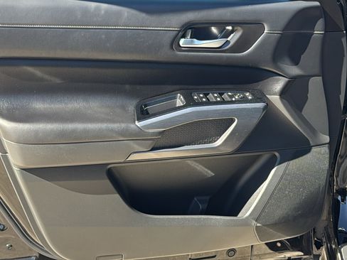 Used 2023 Nissan Pathfinder SL w/ Black Appearance Package image 11