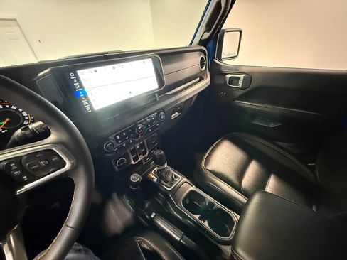 Used 2024 Jeep Wrangler Unlimited Sahara w/ Technology Group AWD/4WD image 82
