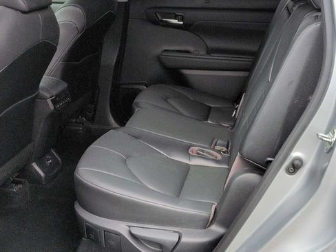 Used 2021 Toyota Highlander XLE FWD image 21