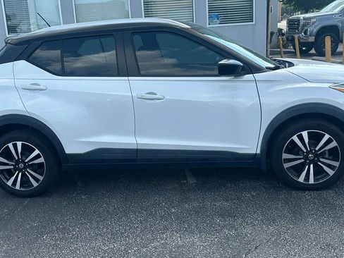 Used 2018 Nissan Kicks SV FWD image 2