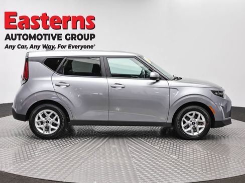 Used 2025 Kia Soul LX w/ LX Technology Package FWD image 4