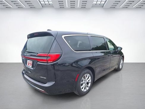 Used 2026 Chrysler Pacifica Limited FWD image 4