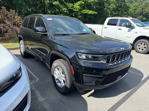 Used 2025 Jeep Grand Cherokee Laredo w/ Trailer Tow Package RWD image 2