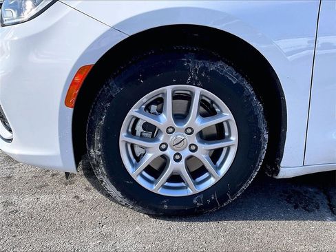 Used 2023 Chrysler Pacifica Touring-L image 7
