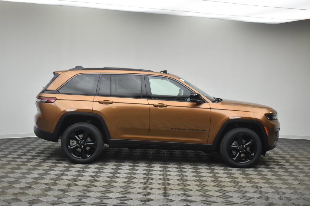 New 2027 Jeep Grand Cherokee Limited w/ Limited Altitude Package AWD/4WD image 4