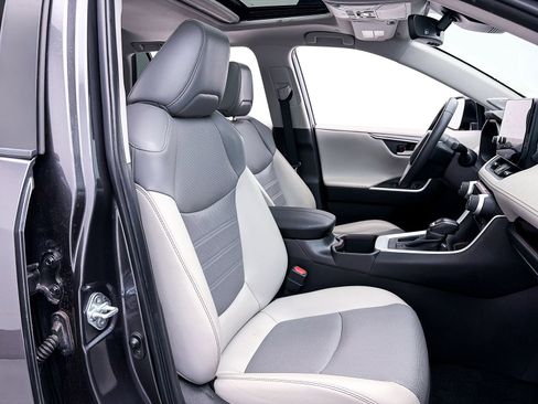 Used 2024 Toyota RAV4 Limited image 35