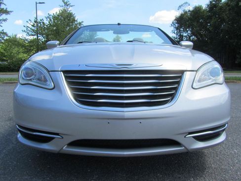 Used 2011 Chrysler 200 Touring FWD image 4