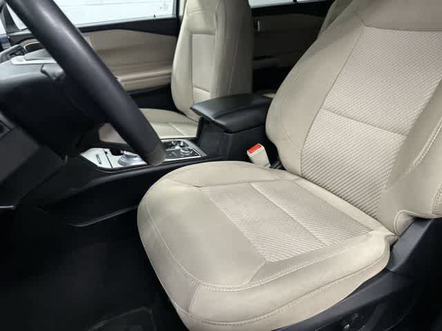 Used 2023 Ford Explorer XLT AWD/4WD image 10