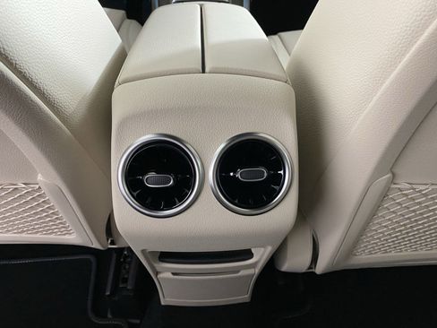 Used 2025 Mercedes-Benz GLB 250 4MATIC image 26