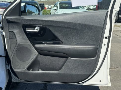 Used 2022 Kia Niro EX image 6
