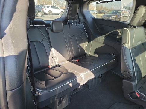 Used 2025 Chrysler Pacifica Limited image 30