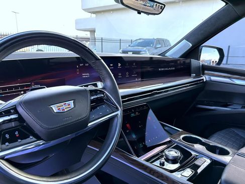 Certified 2025 Cadillac Escalade ESV Premium Luxury Platinum image 16