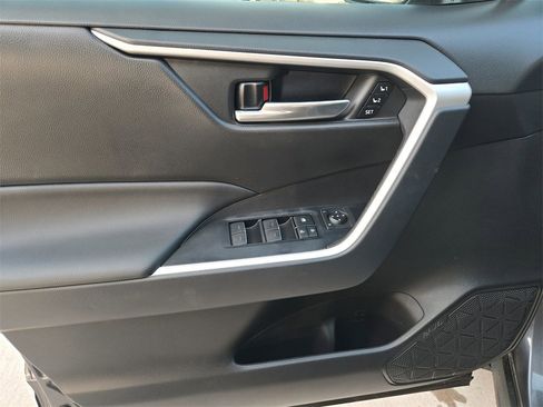 Used 2025 Toyota RAV4 XLE Premium image 33