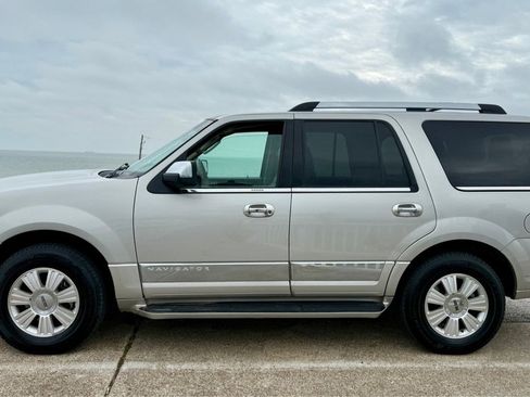 Used 2007 Lincoln Navigator Ultimate image 8