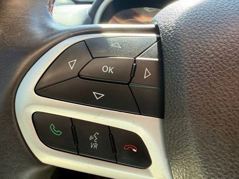 Used 2017 Jeep Cherokee Overland w/ Technology Group image 21