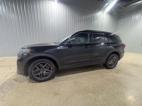 Used 2025 Ford Explorer ST-Line w/ ST-Line Street Pack image 2
