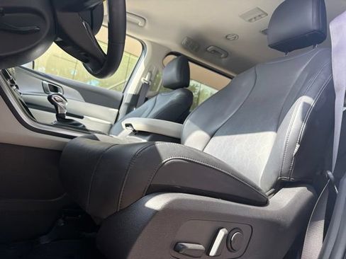 Used 2024 Kia Carnival LX FWD image 5