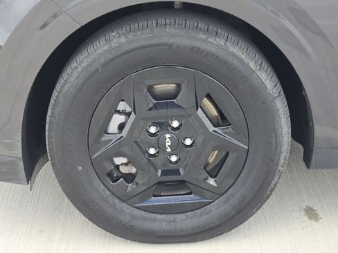 Used 2025 Kia Carnival image 12