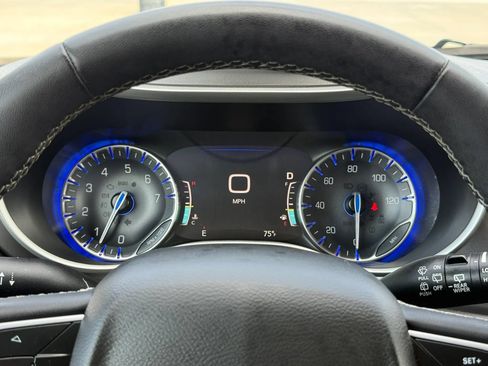 Used 2022 Chrysler Pacifica Touring-L w/ Uconnect Theater Family Group FWD image 36
