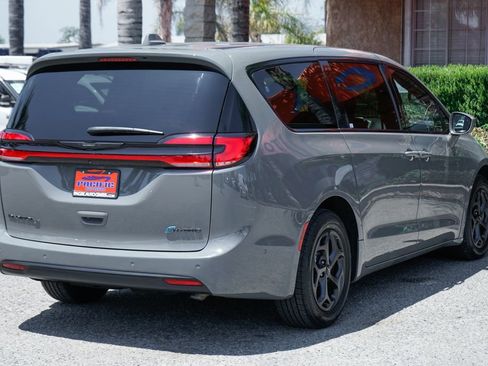 Used 2022 Chrysler Pacifica Limited w/ S Appearance Package FWD image 11