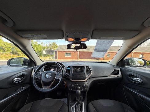 Used 2017 Jeep Cherokee Latitude FWD image 14