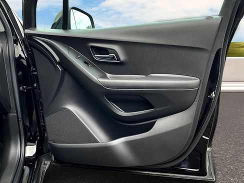 Used 2020 Chevrolet Trax LT w/ LT Convenience Package image 20