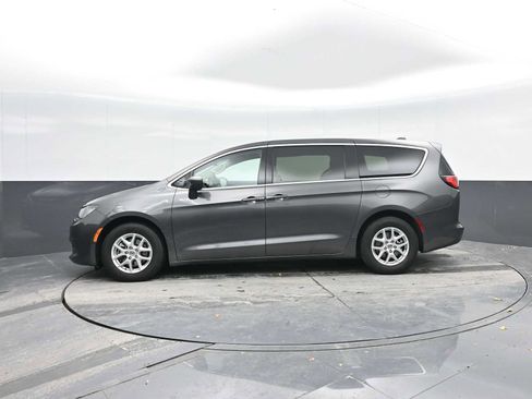 Used 2022 Chrysler Voyager LX image 4