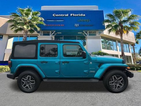 Used 2024 Jeep Wrangler Unlimited Sahara w/ Technology Group AWD/4WD image 4