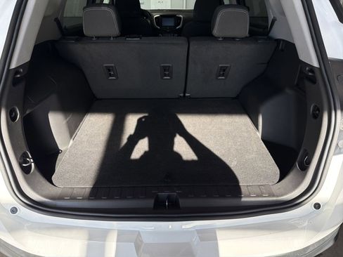 Used 2024 GMC Terrain SLE image 18