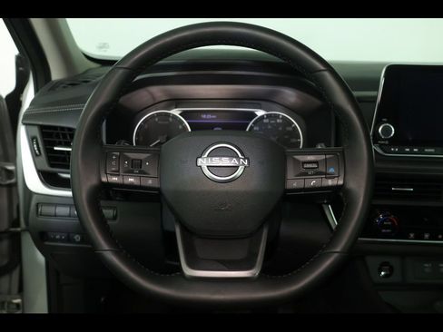 Used 2025 Nissan Rogue SV AWD/4WD image 12