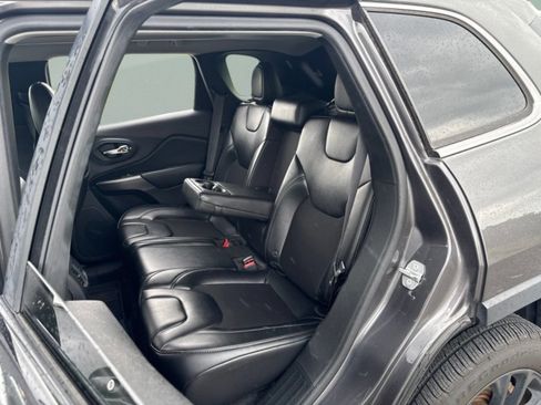 Used 2019 Jeep Cherokee Latitude Plus FWD image 19