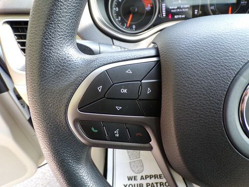 Used 2019 Jeep Cherokee Latitude w/ Popular Appearance Group FWD image 28