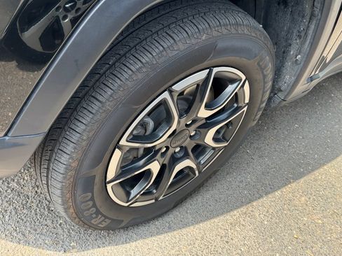 Used 2024 Jeep Compass Trailhawk AWD/4WD image 6