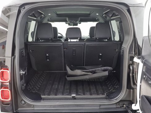 Used 2025 Land Rover Defender 110 X-Dynamic SE image 17