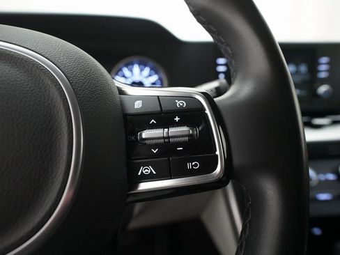 Certified 2024 Kia Carnival LX image 19