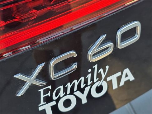 Used 2021 Volvo XC60 T5 Momentum w/ Premium Package image 7