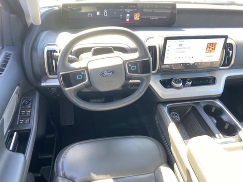 Used 2025 Ford Expedition Active image 15